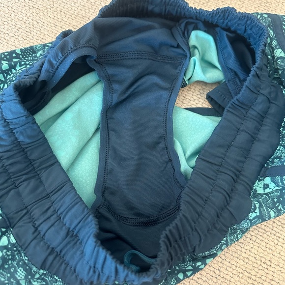 Lululemon Tracker shorts - Picture 3 of 3